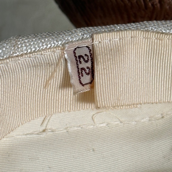 FASHIONABLE 1950s\' OFF-WHITE FABRIC CAP WITH FEATHER QUILL TRIM + VEIL